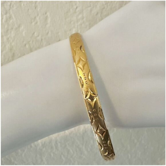 Gold plated patterned  bangle bracelet - Picture 2 of 8